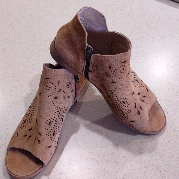 Coolway Tan Nelia Perforated Leather Side Zip Peep Toe Shoes Size 41/US 10 EUC - Picture 2 of 14